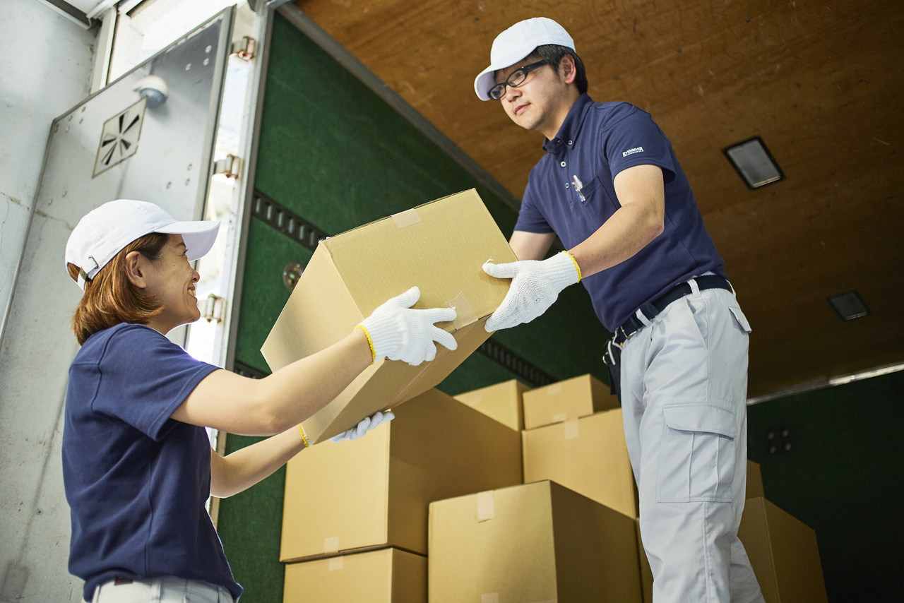 引越しで荷物をトラックから搬出作業