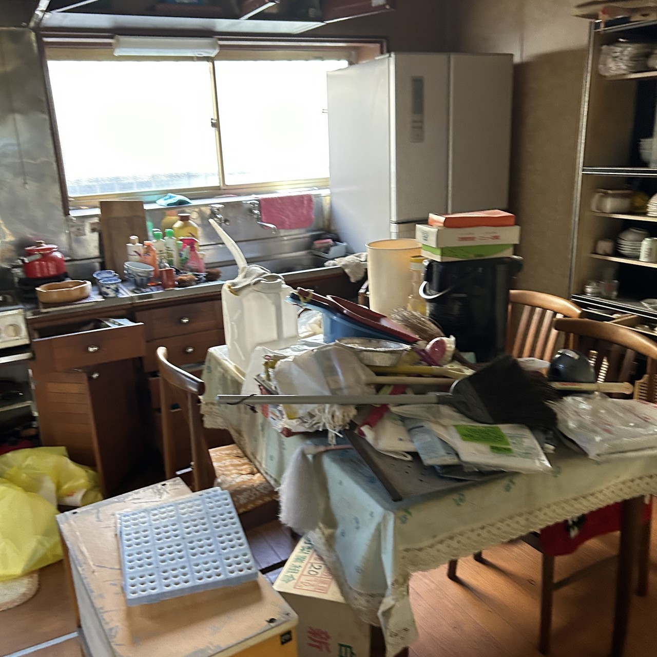 東京都内での一軒家残置物・キッチン状況ですが作業前の家の中です。