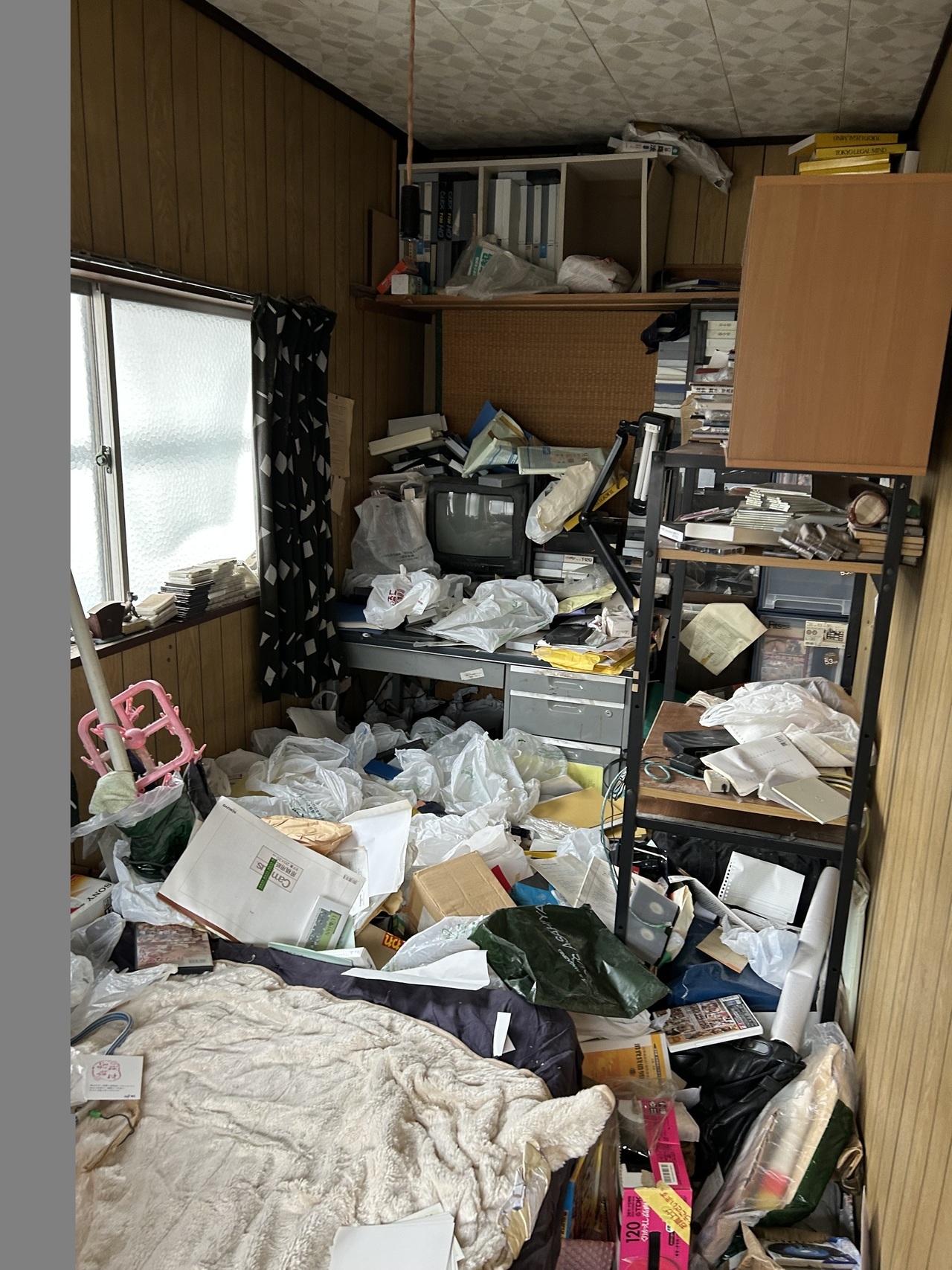 一軒家の残置物状況です。不用品やゴミで部屋の中は乱雑に